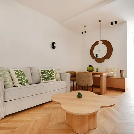 Apartment Belleville Republique Paris